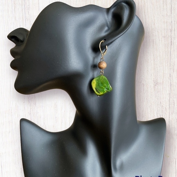 🦄 Asymmetrical Green Dangling Earrings - Picture 9 of 9